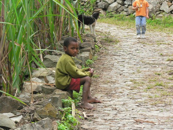 26- Petit enfant sur le bord du chemin 